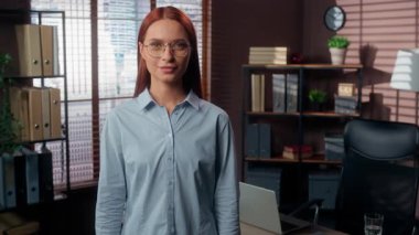 İşadamı kadın, ofis çalışanı beyaz kadın işkadını gibi davranarak mutlu oluyor. İşveren kız, girişimci onaylıyor. Şirketin iyi iş çıkarmasını ve kameralara bakmasını öneriyor.