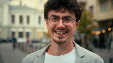 Kentsel sokak fotoğrafında gülümseyen İspanyol bir adam, şehirde çalışan erkek işverenin gülümseyen dişlek diş sağlığı mutlu, mutlu, mutlu, neşeli, pozitif iş adamı gözlüklü iş adamı.