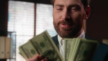 Heyecanlı, mutlu, olgun, para sayan bir iş adamı. Gülümseyen, orta yaşlı, iş adamı, nakit paranın keyfini çıkaran bir iş adamı.