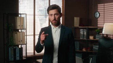 Kendine güvenen, profesyonel bir erkek, yetişkin bir işadamı orta yaşlı, iş adamı, insan kaynakları yöneticisi ve girişimci olarak iş teklifini kabul etmeye davet ediyor. Yüksek