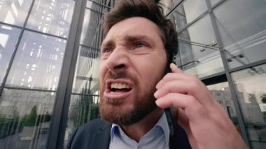 Sinirli, deli bir iş adamı, öfkeli, öfkeli, orta yaşlı bir işadamının bağırdığı, telefonda konuşan, cep telefonuyla konuşan, bağıran, sinirli, sinirli bir iş adamı. Profesyonel, gergin, stresli, iş görüşmesi sorunu, iş görüşmesi sorunu.