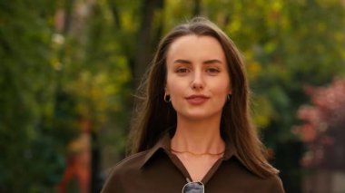 Mutlu gülümseyen beyaz kadın iş kadını sokak sonbaharı şehrinde kameraya bakan kaygısız, keyifli, açık hava moda tarzında neşeli bir kadının portresi.