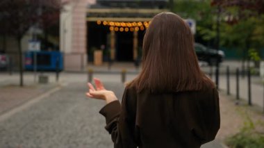 Konuşan cep telefonu işkadını Kafkasyalı kadın caddede yürüyen kadın şehirde gülümseyen mutlu sonbahar aramaları akıllı telefon duygusal cep telefonu konuşmaları.