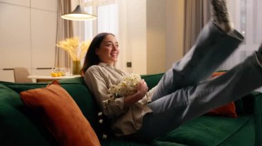 Kafkasyalı bir kadın, bir kase patlamış mısırla rahat koltuğa düşüyor. TV 'de gülüyor, abur cubur yiyor, TV' de film seyrediyor. Keyifli hafta sonları evde eğleniyor, keyif çatıyor.