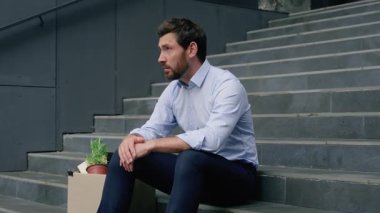 Orta yaşlı, stresli iş adamı erkek, umutsuzca bağırarak işini kaybetti. Tanrı 'yı azarlıyor, azarlıyor, işten çıkarılıyor, hayal kırıklığına uğratılıyor. İşsizlik, işten çıkarılan ekonomik kriz, şehirdeki işten çıkarılıyor.