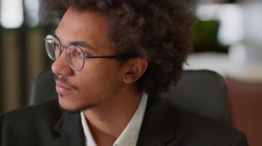 Erkek portresini kapat dalgın iş adamı Afrikalı Amerikalı iş adamı düşünen iş adamı erkek işveren müdürü çalışma süreci yöneticisi kararları vermekte zorlanıyor kararsız, tereddütsüz başlangıç yaratımı çözümünü görmezden geliyor