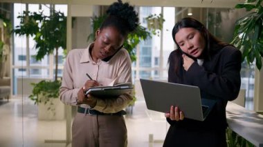 İş kadınları takım çalışması, çok ırklı iş kadınları ofis projesinde telefon görüşmesi yapmayı planlıyorlar, iş birliği, Asyalı Afrikalı iş arkadaşları, iş arkadaşları, iş arkadaşları, iş arkadaşları, iş arkadaşları.