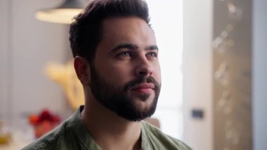 Mutlu, dostane, beyaz, erkek, beyaz, iş adamı, müşteri, ev sahibi, müşteri müşterisi, yüzünü çevirmiş, ev oturma odasındaki kamera portresi vesikalığı sigortasına bakıyor.