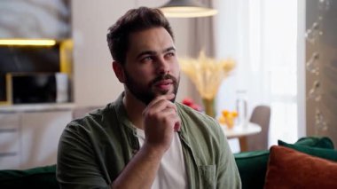 Mutlu, yaratıcı, yetişkin, sakallı, beyaz iş adamı, erkek, iş adamı, ev sahibi, derin düşüncelere, sorunların çözümüne kafa yoruyor.