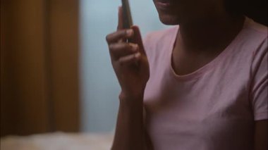 Kapalı fotograf, neşeli, Afro-Amerikalı, etnik kadın bayan müşteri cep telefonuna cevap veriyor. Telefonlara arkadaşça cevap veriyor.