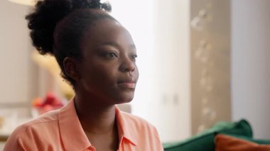 Portre kapanışı güzel, mutlu, Afro-Amerikan, gülümseyen, iş kadını, kadın, iş kadını, ev sahibi, başı dönen, gülümseyen, evdeki kameraya bakan...