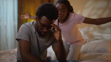 Afrikalı Amerikalı aile kavgası evli çift boşanması kavgası öfkeli tartışmalı karı çığlık çığlığa bağırarak öfkeli çığlığı açıkla ev odasında ihmal eden kocaya.