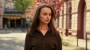 Negatif beyaz kadın başını sallıyor hayır asla iş kadını iş kadınını reddetmiyor Sonbahar şehrinde kameraya bakarak aynı fikirde değilim başarısızlığı reddetmeyi reddediyorum