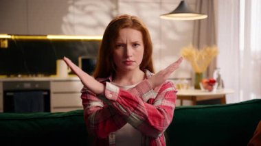 Ciddi, beyaz bir kadın göğsünün önünde kollarını kavuşturuyor, jestleri durduruyor, kız memnun değil, kaşlarını çatıyor, anlaşmazlıkları reddediyor, evde kendine güveni olan ifadeler yasaklanıyor.