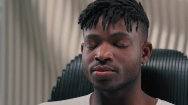 Afro-Amerikan etnik erkek portresi. Ciddi değişen ruh hali. Mutlu gülümseyen, mutlu, mutlu, dişlek, neşeli, neşeli, neşeli kulaklık.