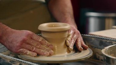 Bilinmeyen Kafkasyalı adam, küçük işletme sahibi işadamı, el emeği, el emeği, el emeği, çömlek çamuru şekillendirme, vazo yapma, dönen çember çanak çömlek yapma, kapalı alanda dönme dolaplar yapma.