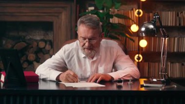 Yaşlı beyaz adam sözleşme belgeleri imzalıyor. Evraklar. Mektup yazıyor. Girişimci iş adamı ofisi.
