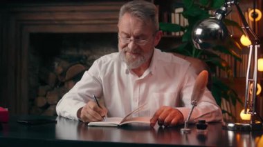 Yaşlı beyaz Avrupalı adam not defteri, cep telefonu, cep telefonu, erkek işadamı, yetişkin iş konuşmaları, ofis yöneticisi, uzaktan konuşma.