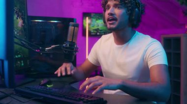 Arap asıllı Müslüman flamalı, kulaklıklı, konuşan mikrofon radyo sunucusu, bilgisayar oyunu oynayan, bilgisayar oyunu oynayan, erkek, stüdyo teknolojisi blogcusu Vlogger 'a,