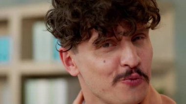 Kapan adam yüz ifadesi. Komik adam. İş adamı, Kafkas erkek öğrenci müdürü. Ofiste flört ederken eğlen, yüzünü buruşturan, gülümseyen, şımarık göz kırpan, flört eden.