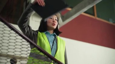 Çinli müteahhit kadın işkadını kadın kontrol yöneticisi inşaat işi Koreli kız konuşması ustabaşı mimar inşaat mühendisi müfettişi müfettişi üretim müfettişi