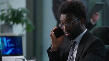 İki çeşitlilik adamı Afro-Amerikalı Kafkas erkekler iş sorunları çözen iş adamları cep telefonu çağrı merkezi operatörleri ofis çalışanları profesyonel ekip müşterileri destekliyor