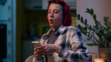 Kafkasyalı kızgın kadın cep telefonuna cevap veriyor. Çığlık çığlığa kavga eden kadın kavgası. Evde sinirli, akıllı telefon konuşan, evde oturan, negatif duygusal kiracı sorununu tartışıyor.