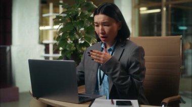 Gergin Asyalı Koreli Çinli iş kadını dizüstü bilgisayarı arıyor proje başarısızlığını iş kadını ofis çalışanı bayan çalışan kadın yönetici bilgisayar hatasını bozdu