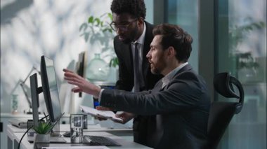 Afrika kökenli Amerikalı lider, kafkas çalışanı tarafından kontrol edilen verileri analiz ediyor. Planlama projesini tartışıyorlar. Bilgisayar gözlemcileri, iş adamları, erkek iş arkadaşları, ofis çalışma ekibi.