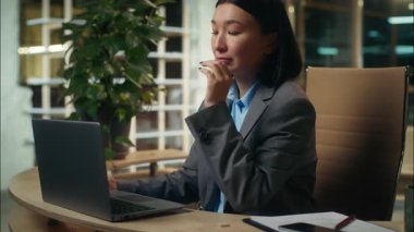 Yorgun, yorgun, Asyalı, Çinli, Japon, tembel, iş kadını, uykulu, işçi, girişimci, bilgisayarında çalışan bilgisayarcı, sıkıcı iş kadını.