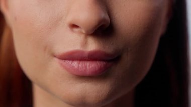 İş kadını dolgun, pürüzsüz dudaklı, dişsiz gülümseyen, tanınmayan kadın gülümseyen, gamsız, kozmetik bakım, ameliyat prosedürü, ruj, estetik merhem.