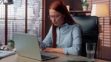 Bilgisayarda çalışan iş kadını iş kadını. Bilgisayarda sorun yaşıyor. Kafkasyalı kadın omuz silkiyor.