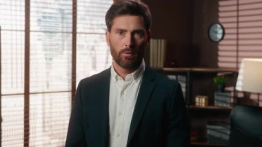 Kafkasyalı orta yaşlı, stresli iş adamı kameraya bakıyor. Ofiste beyin patlaması yaşıyor. Yetişkin iş adamı, erkek, profesyonel beyin fırtınası kafa patlaması.