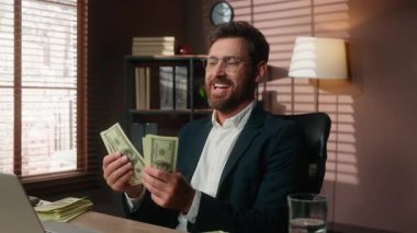 Heyecanlı Kafkasyalı iş adamı para sayıyor orta yaşlı profesyonel erkek işadamı nakit para sayıyor masanda tatmin edilmiş iş maaşı, finansal yönetim...