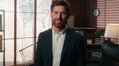 Gülümseyen mutlu orta yaşlı iş adamı gülüyor bağırarak başarıya ulaşıyordu yetişkin işadamı işvereni ofiste kameraya bakıp çığlık çığlığa bağırıyordu yüksek sesle stres kazanıyordu neşe dolu tepkiler kazanıyordu