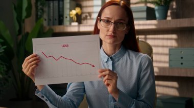 Hüsrana uğramış iş kadını ofis komisyoncusu satış analisti kadın belge raporu satış grafiği grafiği çizelgesi yatırım kripto bitcoin finans krizi iflasını gösteriyor.