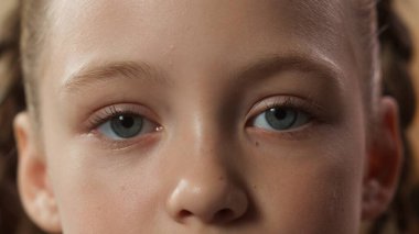 Kesik gözlü çocuk gözlerini kapat küçük kız kameraya sağlıklı bak içeride duygularını izle çocuk velayetinde çocuk tıbbını kabul et