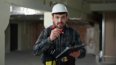 Öfkeli, öfkeli, inşaat mühendisi çılgın tartışmalar inşaat inşaatında sorun yaratma saldırgan, beyaz adam ustabaşı tamirci sinirini tamir ediyor kameraman, mimar deli adama bağırıyor.