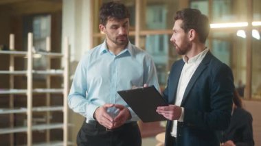 İş ortakları, beyaz iş adamları, ofis iş arkadaşları, iş arkadaşları, danışma bankalar, iş birliği, erkek sohbeti, analiz planı raporu.