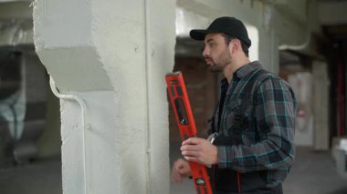 İnşaat mühendisi. Kabarcık seviyesinde alet bina inşaatı inşaat müfettişi ustabaşı tamirci erkek sanayi mimarı. Apartman yenileme denetimi için araç kullanıyor.