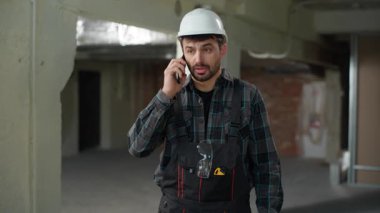 İnşaat alanında cep telefonuyla konuşan Kafkas ustabaşı inşaat mühendisi, mimar, tamirci, stres çatışması ve hüzünlü endüstri çalışmalarını hayal kırıklığına uğrattı.