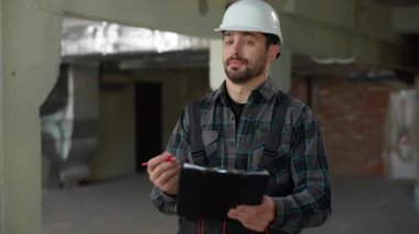 Öfkeli öfkeli adam, Kafkasyalı inşaatçı, inşaat sorununu vurguladı ustabaşı, müfettiş, mimari proje, mühendislik, mühendislik, mühendislik, mühendislik planı.