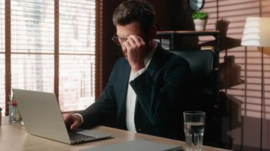 Ofiste dizüstü bilgisayarda çalışan yorgun, beyaz, orta yaşlı bir iş adamı. Gözlüğünü çıkarıyor, migren ağrısı çekiyor. Rahatsız edici bir ilaç sorunu.