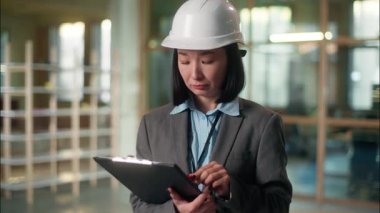 Asyalı mimar mühendis müfettişin endüstriyel sorun yaratması hoşnutsuz yazma listesi kötü sonuç inşaatı üzgün Çinli Koreli Japon kız uzman denetiminden memnun değil