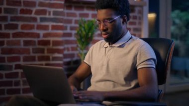 İş adamı etnik Afrikalı Amerikalı işadamı işveren online dizüstü bilgisayar, son teslim tarihi, fazla mesai, ofis müdürü, yorgunluk, iş sıkıntısı, bilgisayar sorunu...