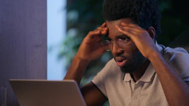 Aşırı çalışan iş adamı, ofisteki Afrikalı Amerikalı iş adamı bilgisayarın internet hatasında arıza yapması, bilgisayarın fazla mesai yapması, üzgün işvereni hayal kırıklığına uğrattı.