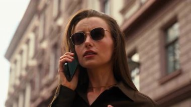 Mutsuz, tedirgin, Kafkasyalı bir kadın şehirde kaybolan cep telefonlarını tartışıyor. Navigator kadınlarının sorunlarını araştırıyor. Akıllı telefon GPS uygulama hatasından bahsediyor.