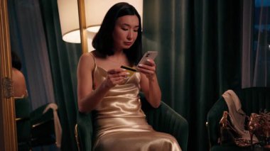 Asyalı kadın Çinli kadın problem online alışveriş hatası kredi kartı hatası cep telefonu Hatalı Koreli bayan Japon alıcı kapalı alanda ödeme sorunu akıllı telefon online satın almaya çalışıyor