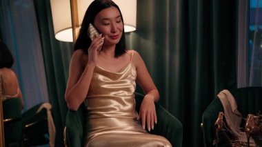 Asyalı kadın, mutlu, gülümseyen, konuşan cep telefonu konuşan, kaygısız, Koreli, Japon bayan sohbet akıllı telefon konuşmalarıyla iletişim kuran, internette gülümseyen, gülen, keyifli sohbetler yapan.