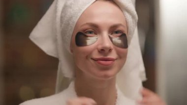 Cilt beyazlı kadın banyo havlusuyla göz bandı cilt tazeleyici öpücük güzel bayan model hidrojel soğutucu jel göz bandı öpme jesti kozmetik banyo rutin banyo kızı banyosu